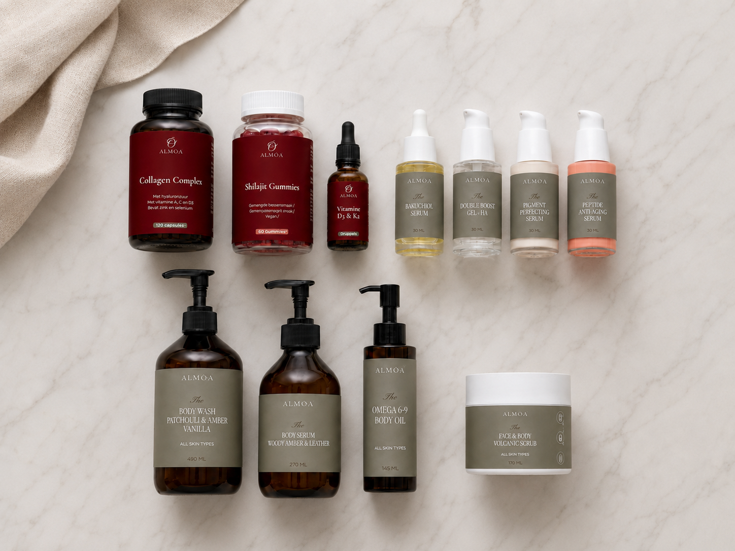 ALMŌA collectie flatlay met supplementen, skin care en body care